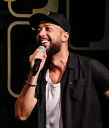 Guto Andrade chega a Brasília com o show Entre 4 Paredes