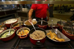 Bares, restaurantes e o paradoxo: entre o desperdício e as doações