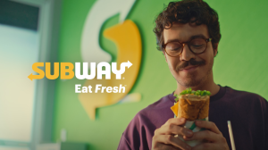 Subway mostra em campanha que é possível comer fast food sem enfiar o pé na jaca