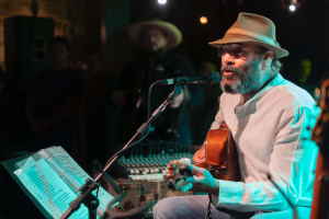 Almir Sater traz a magia da viola caipira a Brasília em show no Centro de Convenções Ulysses