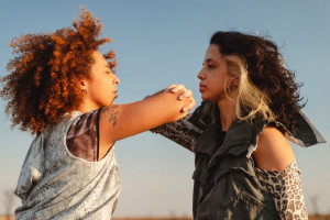 Do deserto à cena: roupas descartadas ganham nova vida no espetáculo FIM, em cartaz no CCBB Brasília Do deserto à cena: roupas descartadas ganham nova vida no espetáculo FIM, em cartaz no CCBB Brasília