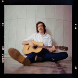 Tim Bernardes se apresenta no Festival Estilo Brasil