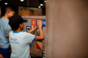 Instalação interativa transforma Brasília em experiência sensorial e acessível na Biblioteca Nacional