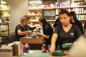 Comércio do DF deve abrir 3,8 mil vagas temporárias para o fim de ano