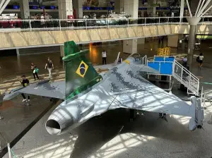 Aeroporto de Brasília recebe réplica em tamanho real de aeronave de caça da Força Aérea Brasileira